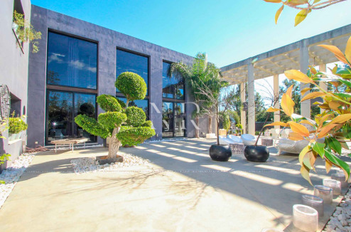Villa in Estepona next to the beach and golf for sale