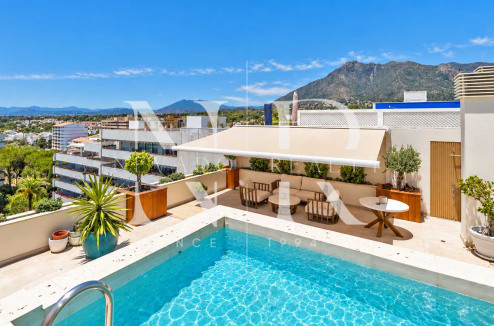 Atico en venta en Don Gonzalo con vistas panorámicas al mar y piscina privada