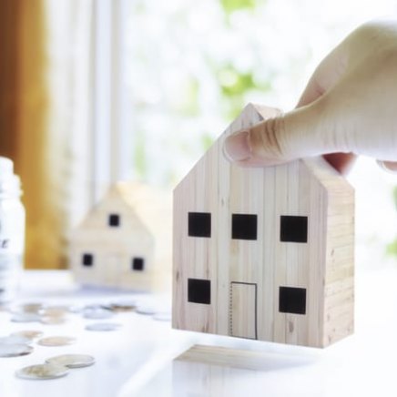 una casa y ahorros como concepto de hipoteca