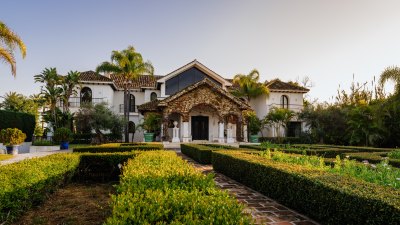 Beachfront Villa with Direct Sea Access - El Paraiso Barronal, Estepona