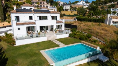 Frontline Golf Villa with Contemporary Design and Panoramic Views - Elviria, Marbella