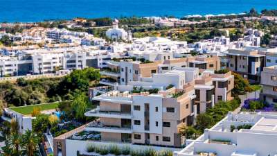 Exclusive Middle Floor Apartment with Panoramic Views – New Golden Mile, Estepona