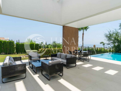 Villa for sale in Los Flamingos Golf, Benahavis