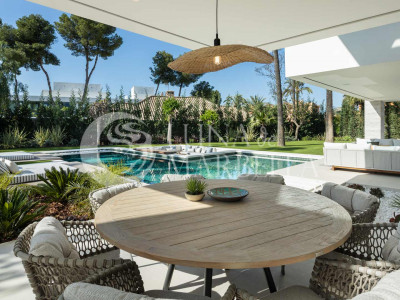 Villa for sale in Nueva Andalucia