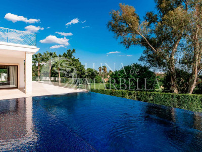 Villa for sale in Nueva Andalucia