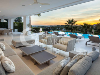 Villa for sale in Nueva Andalucia