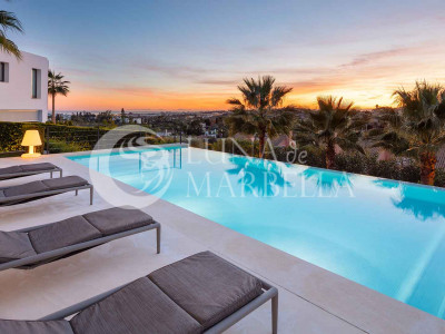 Villa for sale in Nueva Andalucia