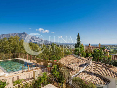 Villa for sale in El Herrojo, Benahavis