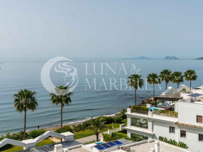 Ático en venta en Doncella Beach, Estepona