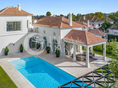 Villa for sale in Nueva Andalucia