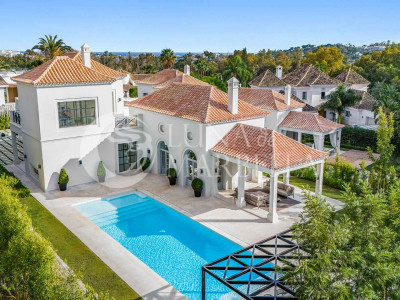 Villa for sale in La Cerquilla, Nueva Andalucia