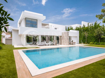 Villa en venta en El Paraiso, Estepona