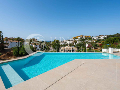 Villa en venta en La Resina Golf, Estepona