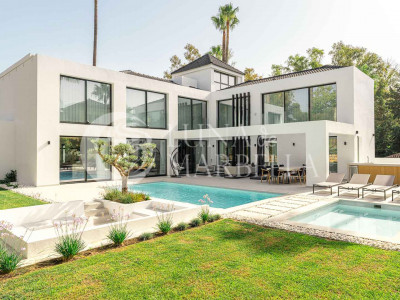 Villa for sale in Nueva Andalucia