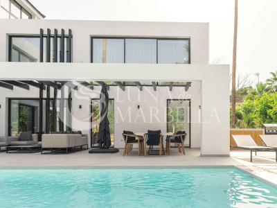 Villa for sale in Nueva Andalucia