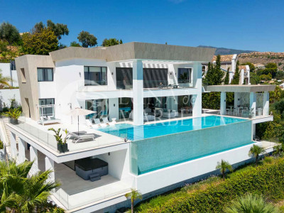 Villa for sale in El Paraiso, Estepona