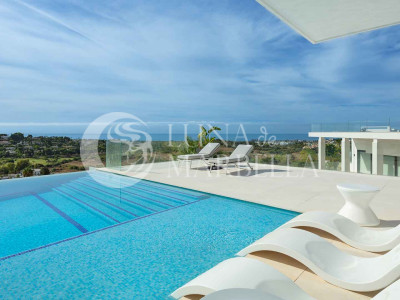 Villa for sale in Estepona