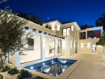Villa for sale in Nueva Andalucia