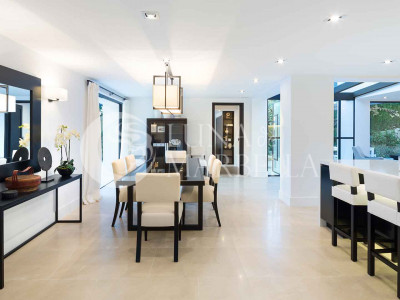 Villa for sale in Nueva Andalucia