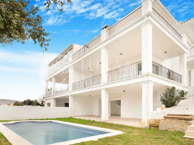 Semi Detached House for sale in La Mairena, Marbella East