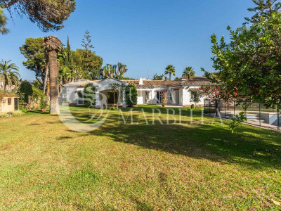 Villa en venta en El Paraiso Playa, Estepona