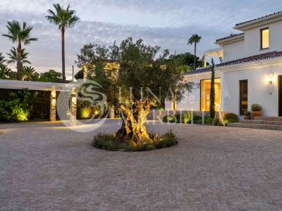 Villa for sale in Nueva Andalucia