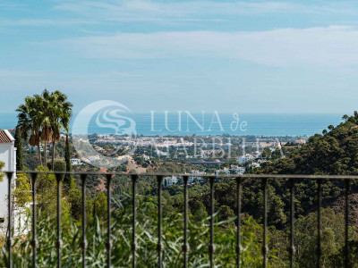 Villa for sale in El Madroñal, Benahavis