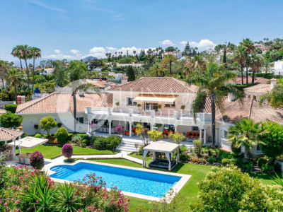 Villa for sale in La Cerquilla, Nueva Andalucia