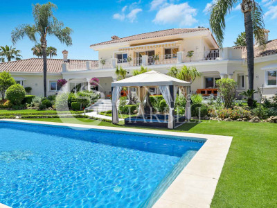 Villa for sale in Nueva Andalucia