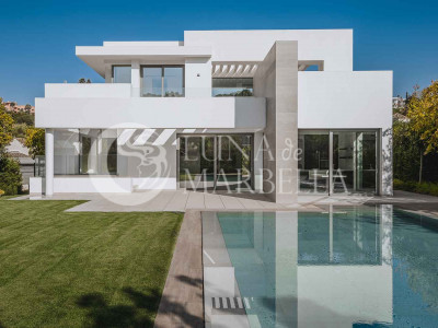 Villa en venta en El Paraiso, Estepona