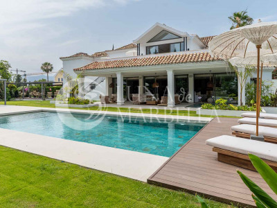 Villa en venta en Estepona