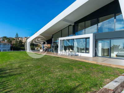 Villa for sale in Estepona
