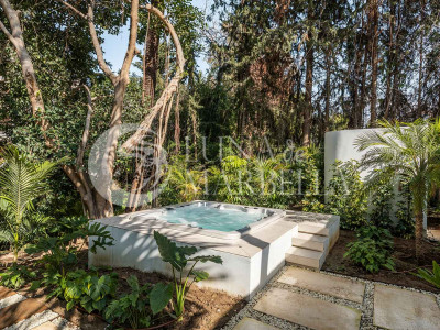 Villa for sale in Nueva Andalucia