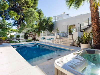 Villa for sale in Nueva Andalucia