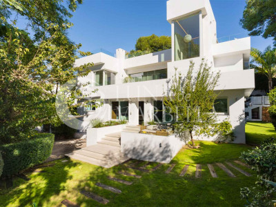 Villa for sale in Nueva Andalucia