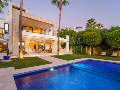 Villa for sale in Los Olivos, Nueva Andalucia
