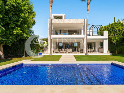 Villa for sale in Nueva Andalucia