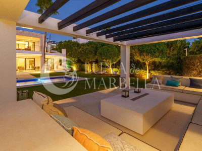 Villa for sale in Nueva Andalucia