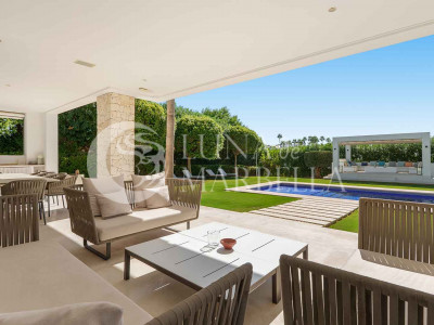 Villa for sale in Nueva Andalucia