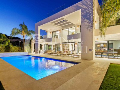 Villa for sale in Los Olivos, Nueva Andalucia