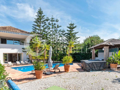 Villa for sale in Benahavis