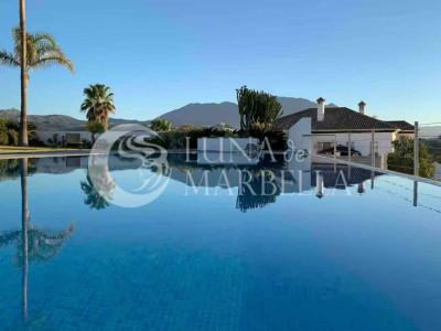 Villa for sale in Manilva
