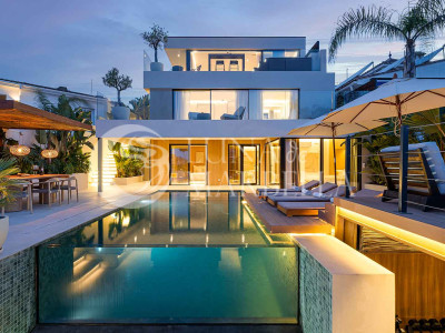 Villa for sale in Nueva Andalucia