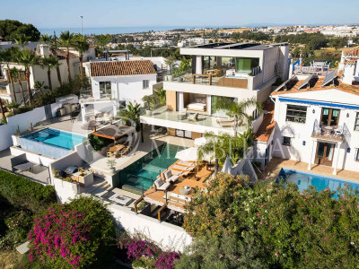 Villa for sale in Nueva Andalucia
