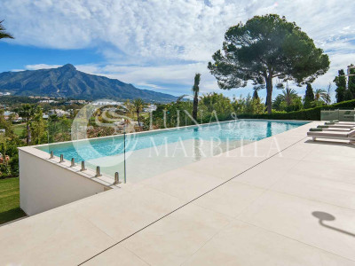 Villa for sale in Nueva Andalucia