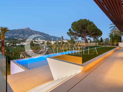 Villa for sale in Nueva Andalucia