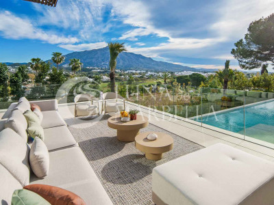 Villa for sale in Nueva Andalucia