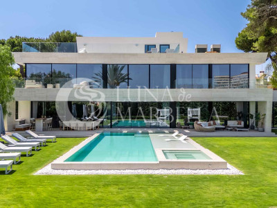 Villa en venta en Los Monteros Playa, Marbella Este