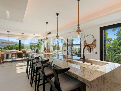 Villa for sale in Nueva Andalucia