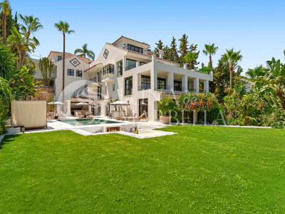 Villa for sale in Nueva Andalucia